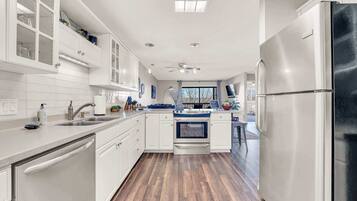 Condo, Multiple Beds, Balcony, Mountain View (Bright Stylish Condo w/ Balcony) | Private kitchen | Fridge, microwave, oven, stovetop