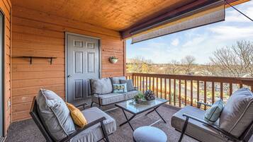 Condo, Multiple Beds, Balcony, Mountain View (Bright Stylish Condo w/ Balcony) | Property grounds