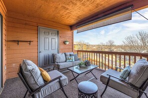 Lägenhet - flera sängar - balkong - utsikt mot bergen (Bright Stylish Condo w/ Balcony) | Boendeområde