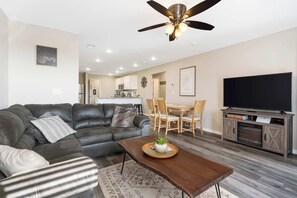 Condo, Multiple Beds, Patio, Mountain View (Branson Whirlwind Adventure) | Living area | 42-inch flat-screen TV with digital channels, fireplace