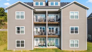 Un immeuble résidentiel à plusieurs étages doté d’une cour intérieure, de balcons et d’un toit plat.