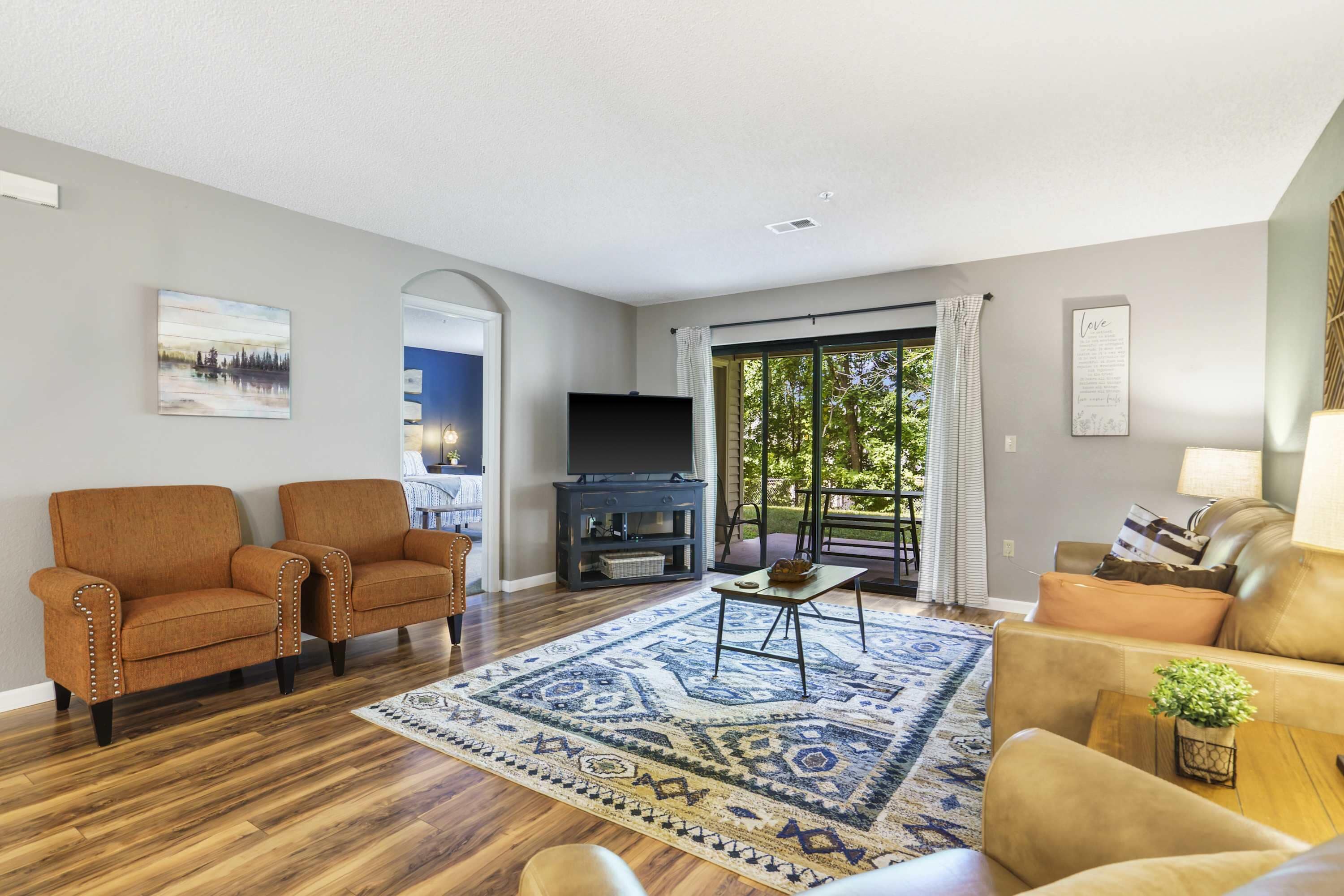 Appart'hôtel, plusieurs lits, patio, vue jardin (Antler Ridge Retreat) | Coin séjour | Télévision à écran plat de 42 pouces avec chaînes numériques