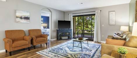 コンドミニアム ベッド (複数台) パティオ ガーデンビュー (Antler Ridge Retreat) | リビング エリア | 42 インチの薄型テレビ (デジタル放送視聴可)