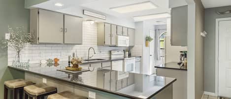 Appartamento, letti multipli, patio, vista giardino (Antler Ridge Retreat) | Cucina privata | Frigorifero, microonde, forno, piano cottura