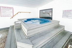 Indoor spa tub - Antler Ridge Retreat - 2 BDR (Branson)