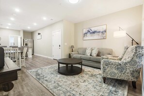 Leilighet, flere senger, terrasse, hageutsikt (Branson's Like Home Hideaway) | Oppholdsområde | En 42-tommers Flatskjerm-TV med digitale kanaler