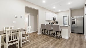 Apartment, Mehrere Betten, Terrasse, Gartenblick (Branson's Like Home Hideaway) | Speisen