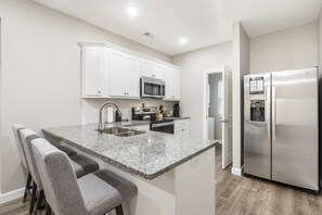 Leilighet, flere senger, terrasse, hageutsikt (Branson's Like Home Hideaway) | Eget kjøkken | Kjøleskap, mikrobølgeovn, ovn og kokeplater