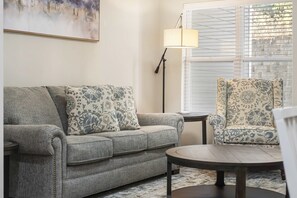 Leilighet, flere senger, terrasse, hageutsikt (Branson's Like Home Hideaway) | Oppholdsområde | En 42-tommers Flatskjerm-TV med digitale kanaler