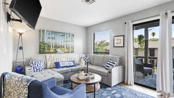 Condo, 1 Queen Bed with Sofa bed, Balcony, Golf View (Branson Sunny Daze) | Living area