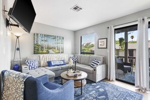 Condo, 1 Queen Bed with Sofa bed, Balcony, Golf View (Branson Sunny Daze) | Living area | 42-inch flat-screen TV with digital channels