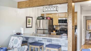 Condo, 1 Queen Bed with Sofa bed, Balcony, Golf View (Branson Sunny Daze) | Private kitchen
