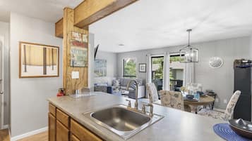 Condo, 1 Queen Bed with Sofa bed, Balcony, Golf View (Branson Sunny Daze) | Interior