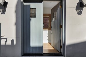 Exterior detail - Luxurious Carriage House Steps to Forsyth Park by Lucky Savannah (Savannah)