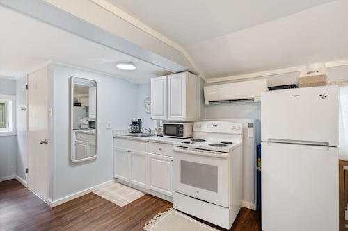 Cottage w/ Lake Access Unit 1