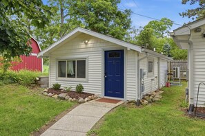 Exterior - Cottage w/ Lake Access Unit 1 (Whitmore Lake)