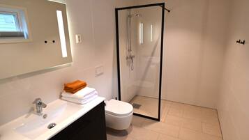 Comfort-Ferienhütte | Badezimmer | Dusche, Handtücher, Seife, Shampoo