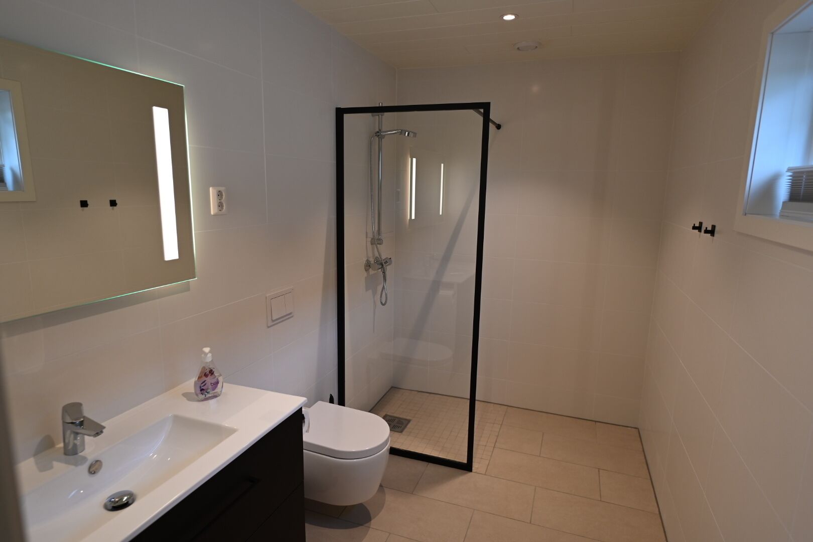 Cabin | Phòng tắm | Buồng tắm vòi sen, khăn tắm, xà phòng, dầu gội 