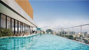 Una piscina al aire libre