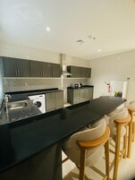 高级双人房, 1 张特大床 | 私人厨房 | 大冰箱、微波炉