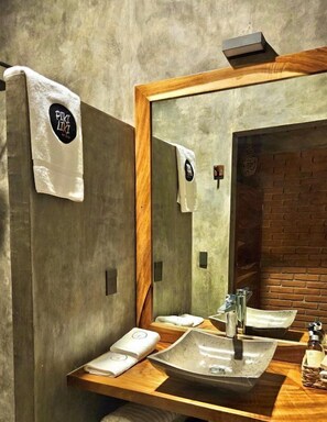 Shower, rainfall showerhead, bathrobes, towels - Hotel Boutique Pikiliki (Puerto Escondido)