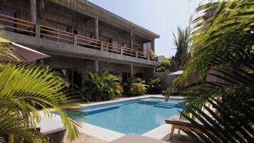 Alberca al aire libre, acceso de 08:00 a 22:00, y camastros