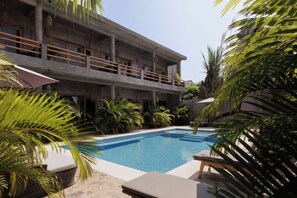 Outdoor pool, open 8:00 AM to 10:00 PM, sun loungers - Hotel Boutique Pikiliki (Puerto Escondido)