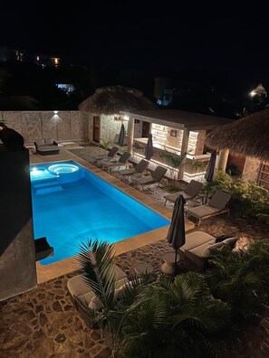 Habitación Deluxe doble, 1 habitación, No se admiten mascotas, vistas al jardín | Baño | Ducha, cabezal de ducha tipo lluvia, albornoces y toallas