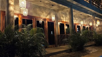 Deluxe-rum - 1 sovrum - husdjur ej tillåtna - utsikt mot poolen | Sängtillbehör av högsta kvalitet, duntäcken och Select Comfort-madrasser