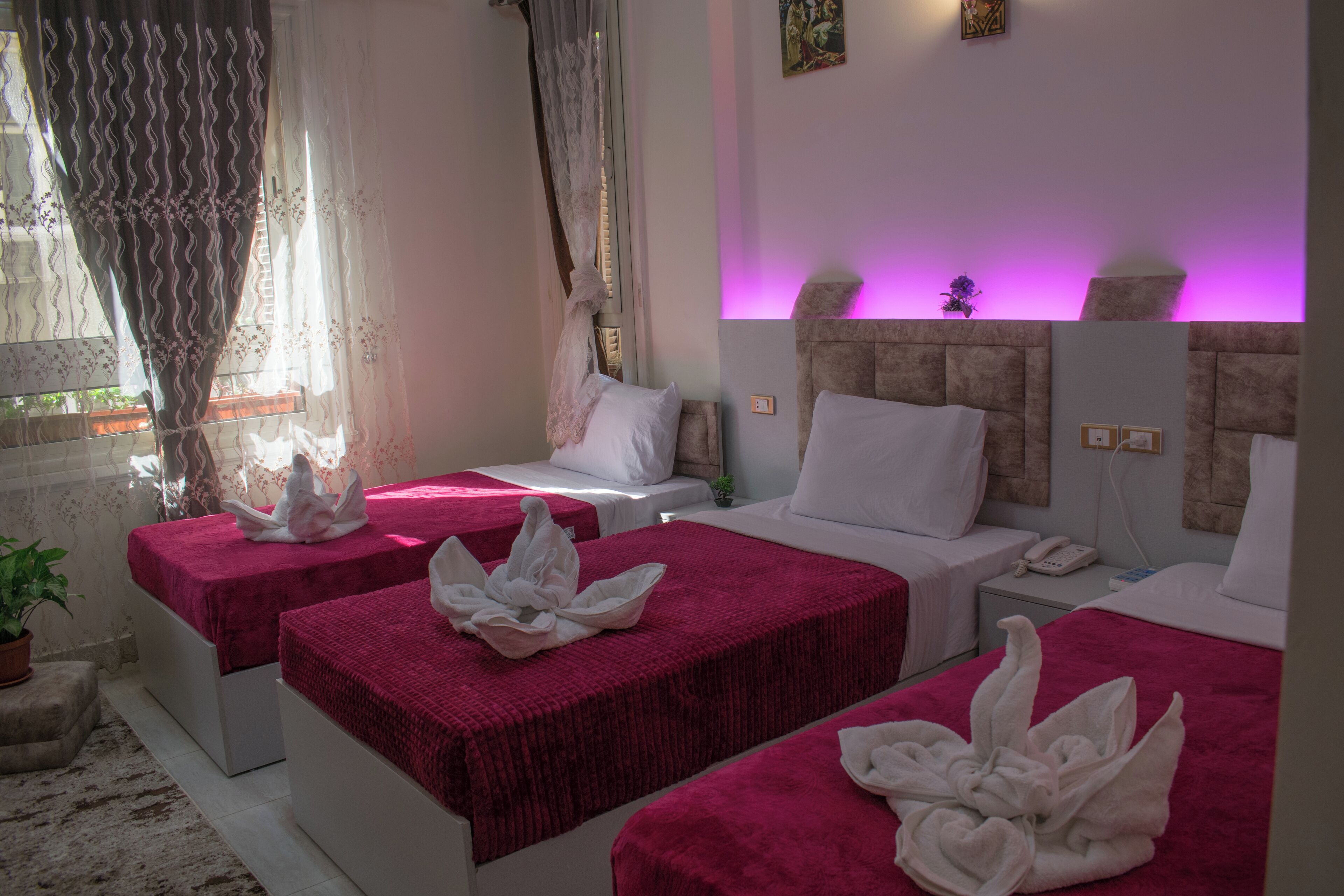 Kolmen hengen deluxe-huone | Allergiatestatut vuodevaatteet, tallelokero huoneessa, työpöytä