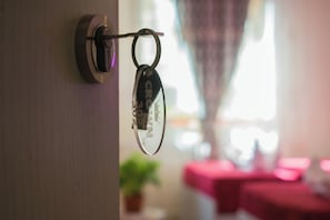 ملاءات للفراش لا تسبب الحساسية وخزنة داخل الغرفة ومكتب وستائر تعتيم
