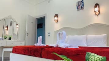 Una habitación de hotel con cama, cómoda, espejo y luces en la pared.