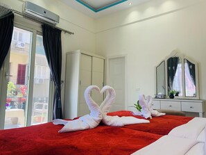 ملاءات للفراش لا تسبب الحساسية وخزنة داخل الغرفة ومكتب وستائر تعتيم