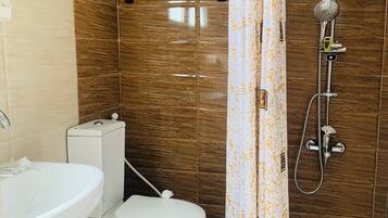 Deluxe Suite, Balcony | Bathroom