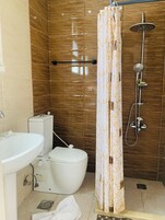 Suíte luxo, sacada | Banheiro | Produtos de toalete grátis, secador de cabelo, chinelos, bidê