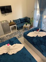 Deluxe szoba két külön ággyal, erkély, kilátással a városra | Hipoallergén ágynemű, széf a szobában, íróasztal és sötétítőfüggöny