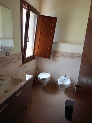 Sèche-cheveux, serviettes fournies