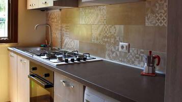 Réfrigérateur, four, cafetiÚre/bouilloire