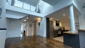 Micro-ondes, four, lave-vaisselle, grille-pain