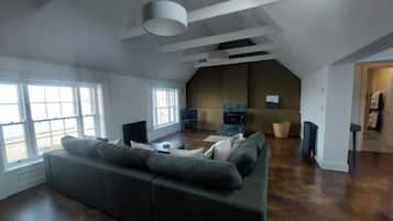 Televisión, chimenea y oficina