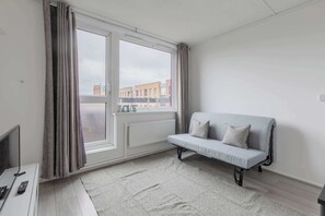TV - Stylish 1BD Flat with Shard Views, Near Bermondsey (Greater London)