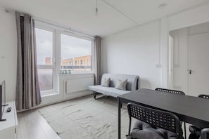 TV - Stylish 1BD Flat with Shard Views, Near Bermondsey (Greater London)