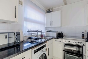Fridge, microwave, oven, stovetop - Stylish 1BD Flat with Shard Views, Near Bermondsey (Greater London)