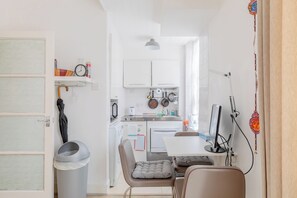 Microwave, stovetop, dishwasher, coffee/tea maker