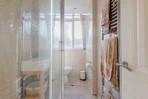 Shower, hair dryer - Quaint 1BD Flat with Balcony in Maida Vale (Greater London)