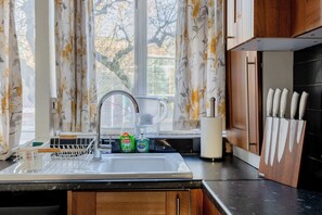 Fridge, microwave, oven, stovetop - Quaint 1BD Flat with Balcony in Maida Vale (Greater London)