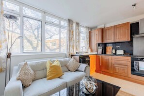 TV, offices - Quaint 1BD Flat with Balcony in Maida Vale (Greater London)
