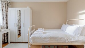 A bedroom with a bed, a wardrobe, and a desk. - Quaint 1BD Flat with Balcony in Maida Vale (Greater London)
