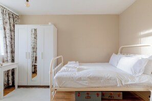 A bedroom with a bed, a wardrobe, and a desk. - Quaint 1BD Flat with Balcony in Maida Vale (Greater London)
