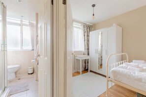 1 bedroom, iron/ironing board, Internet, bed sheets - Quaint 1BD Flat with Balcony in Maida Vale (Greater London)